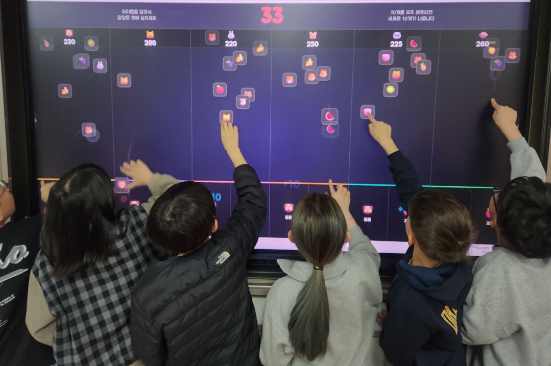 교실에서 킹수학에 몰입한 학생들